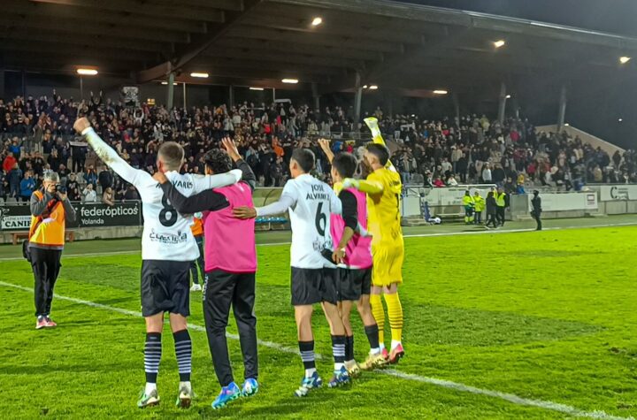 Jugadores del Conquense celebrando pasar de ronda en Copa del Rey/Foto: UB Conquense