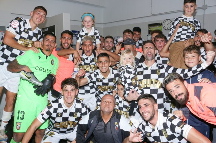 Jugadores del Ceuta celebrando la victoria/Foto: AD Ceuta