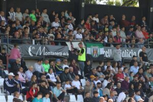 Aficionados del Mérida en el Estadio Romano/Foto: AD Mérida