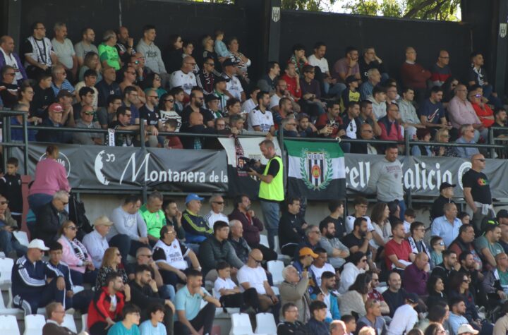 Aficionados del Mérida en el Estadio Romano/Foto: AD Mérida