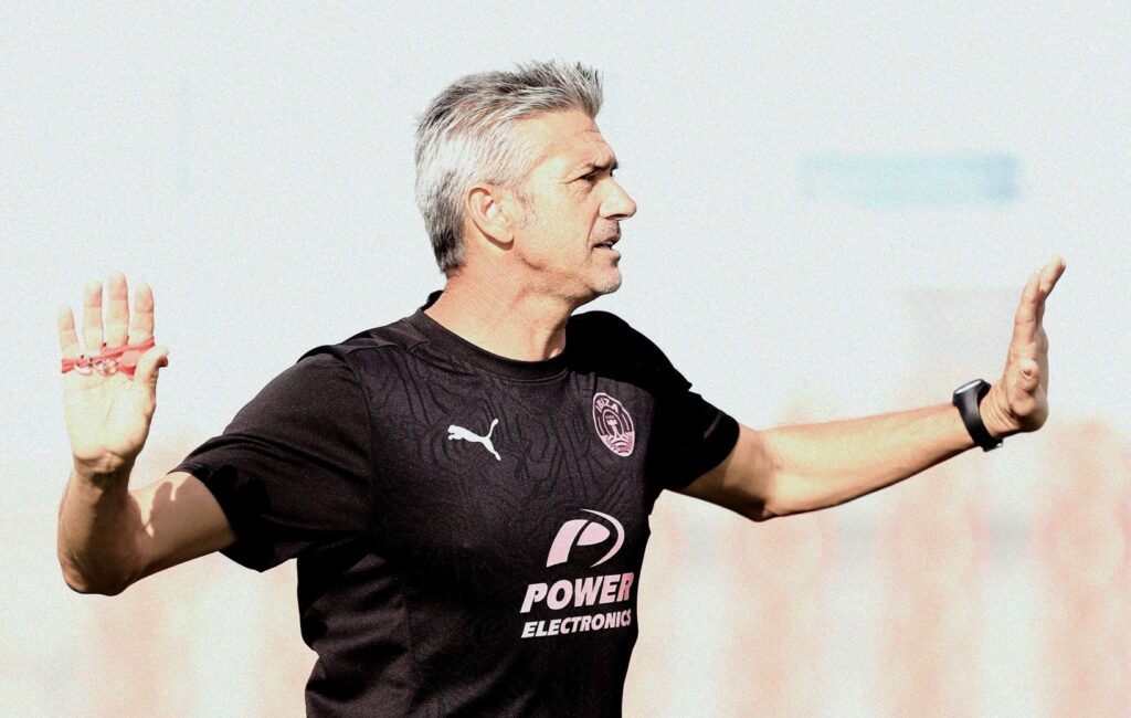 José Luis Martí, dirigiendo un entrenamiento del Ibiza/ Foto: UD Ibiza