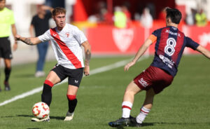 Juanje, tratando de cortar un pase del Sevilla/ Foto: Yeclano Deportivo