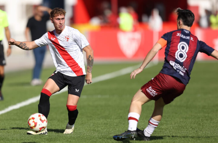 Juanje, tratando de cortar un pase del Sevilla/ Foto: Yeclano Deportivo