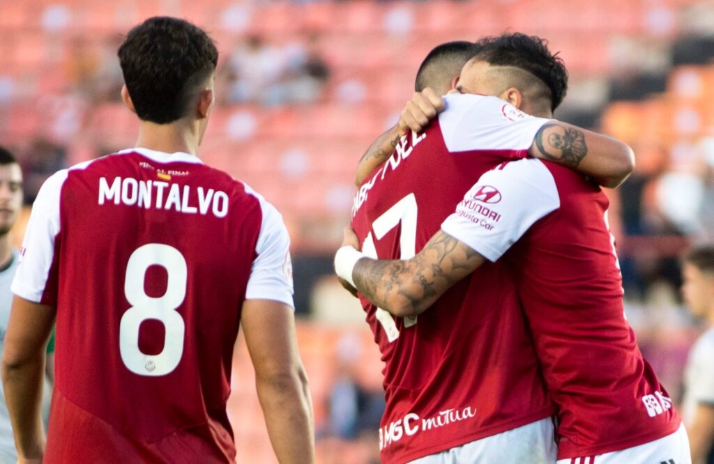 Pablo Fernández abrazando a un compañero/ Foto: Nàstic de Tarragona