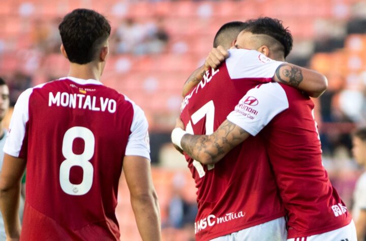 Pablo Fernández abrazando a un compañero/ Foto: Nàstic de Tarragona