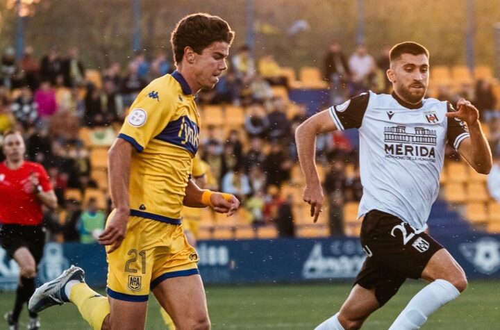 Rafa Llorente, durante el encuentro ante el Mérida/ Foto: AD Alcorcón