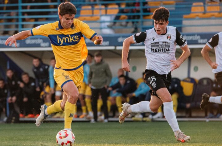 Rafa Llorente, midiéndose con Saúl del Cerro/ Foto: AD Alcorcón